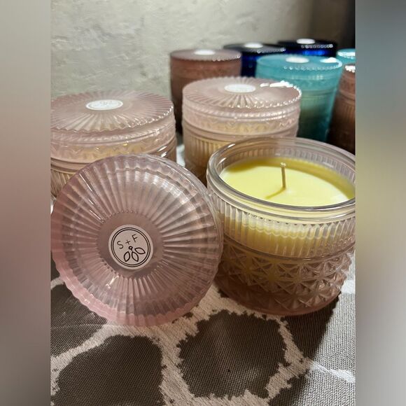 Home fragrance- bougie S&F candle- rosewood scent, layers of vanilla and roses - Picture 2 of 4